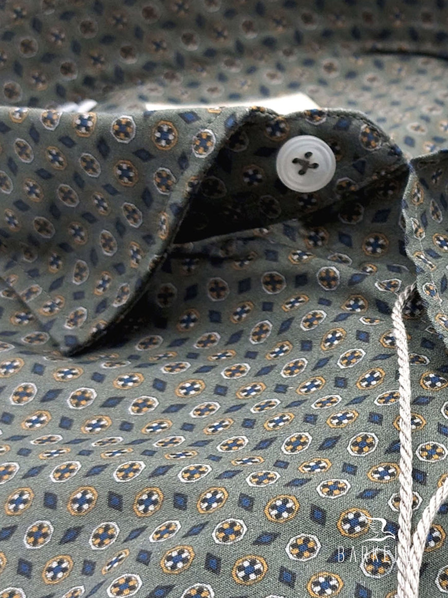 Camicia in Cotone Fantasia Geometrica Multicolore Fondo Verde Collo Francese Piccolo