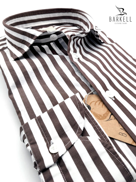 Camisa de algodón a rayas marrón y blanca con cuello italiano pequeño