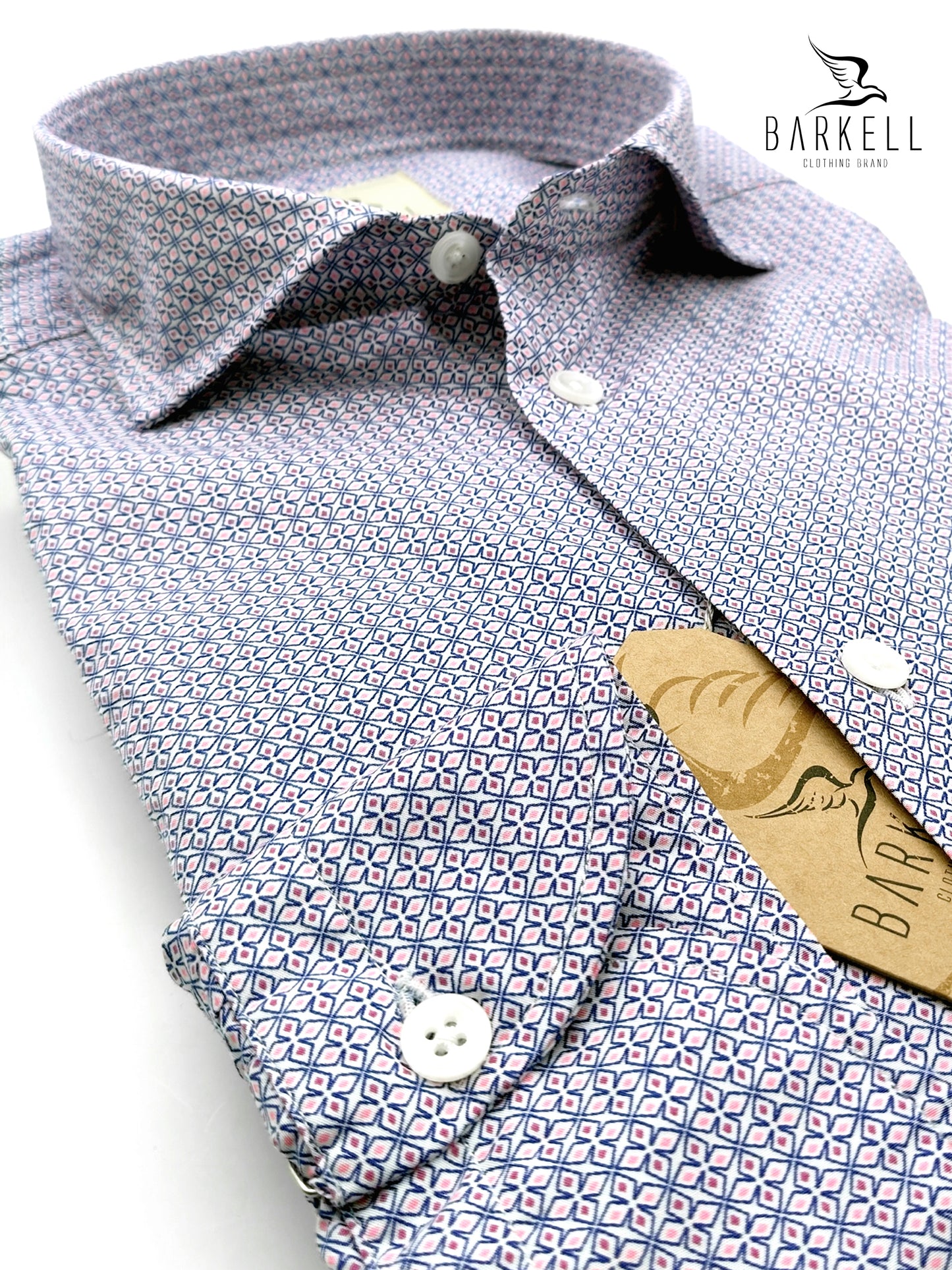 Chemise en coton à motif géométrique multicolore sur fond blanc avec petit col italien