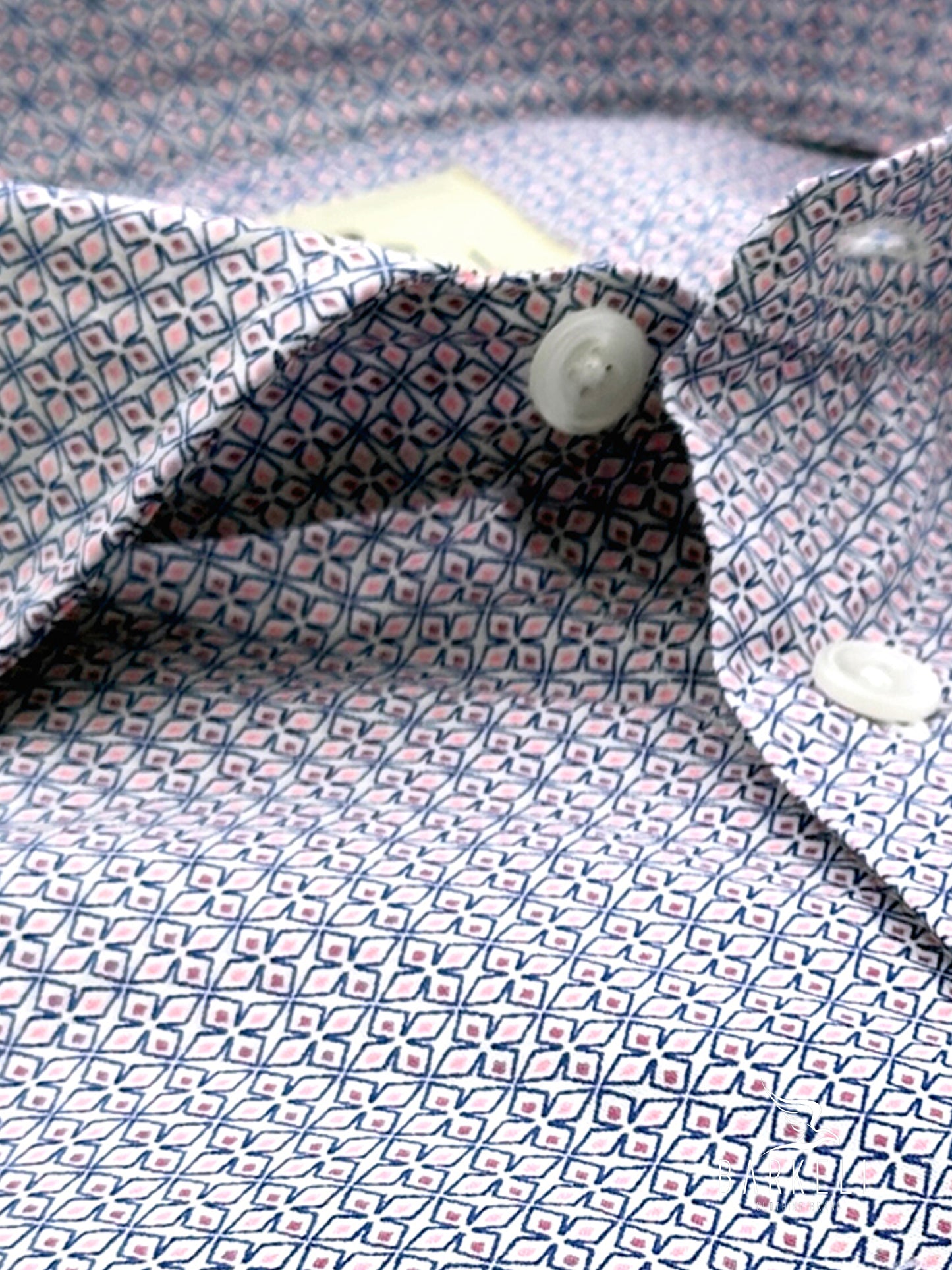 Chemise en coton à motif géométrique multicolore sur fond blanc avec petit col italien