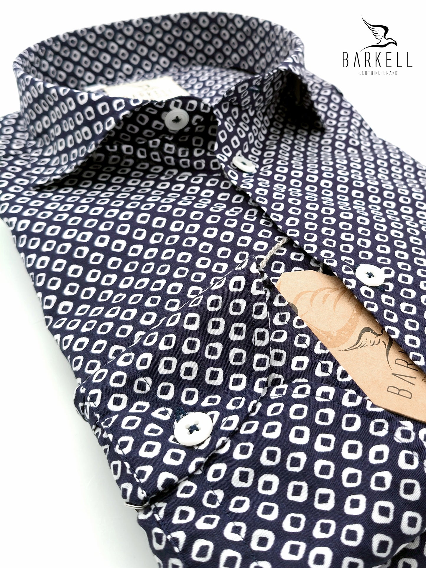 Camicia in Cotone Fantasia Geometrica Bianca Fondo Blu Collo Francese Piccolo