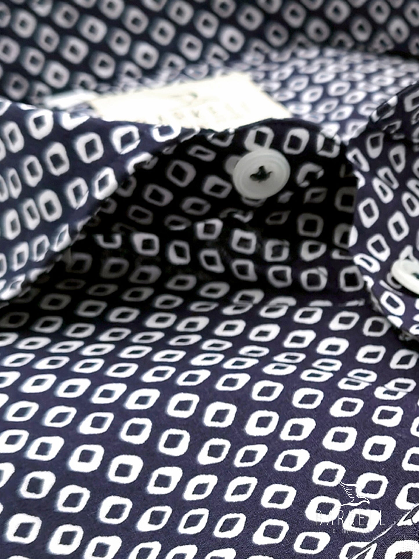Camicia in Cotone Fantasia Geometrica Bianca Fondo Blu Collo Francese Piccolo