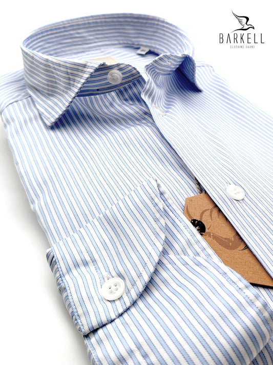 Camisa de algodón a rayas celeste y blanca con cuello italiano pequeño