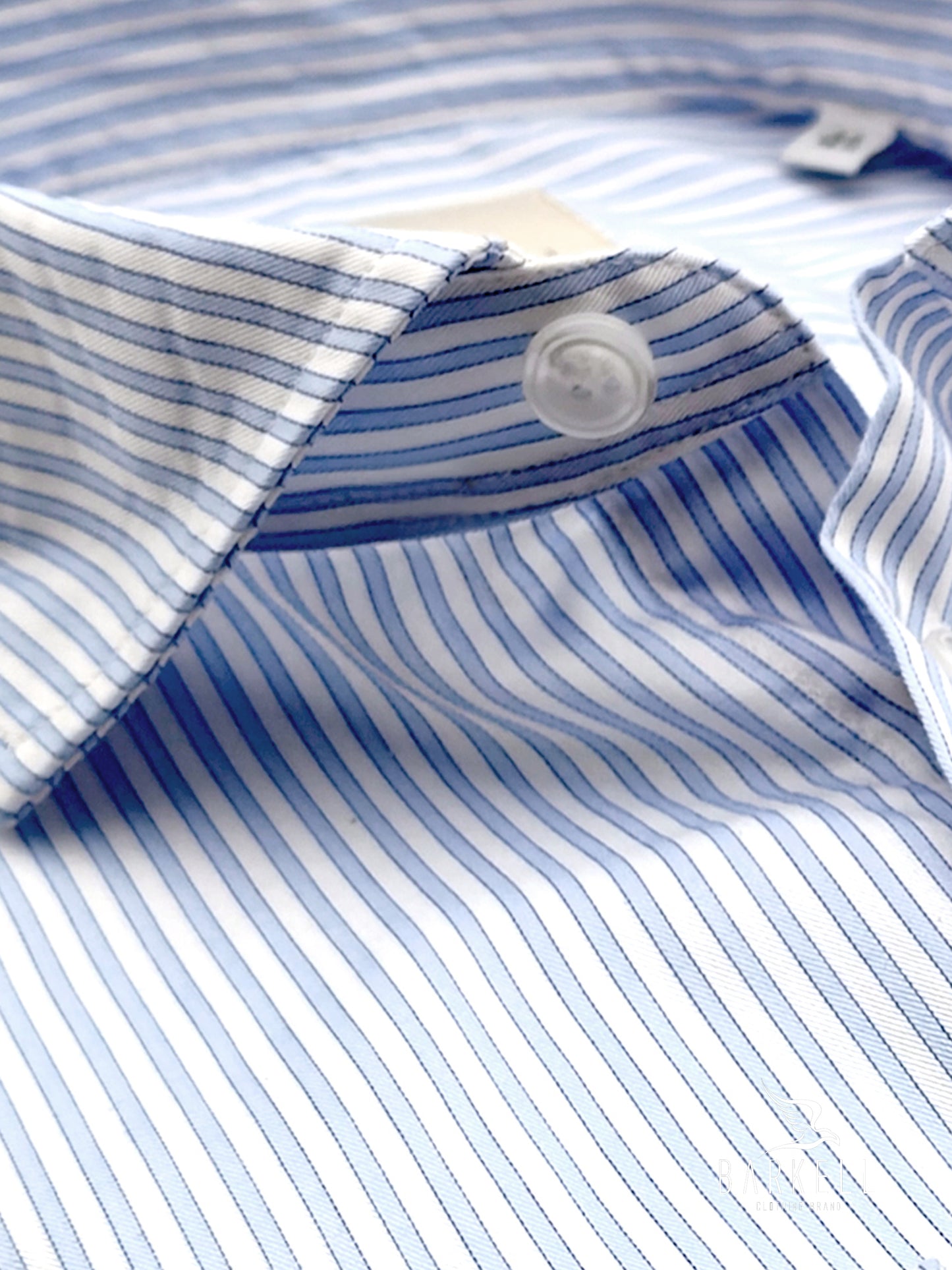 Camisa de algodón a rayas celeste y blanca con cuello italiano pequeño