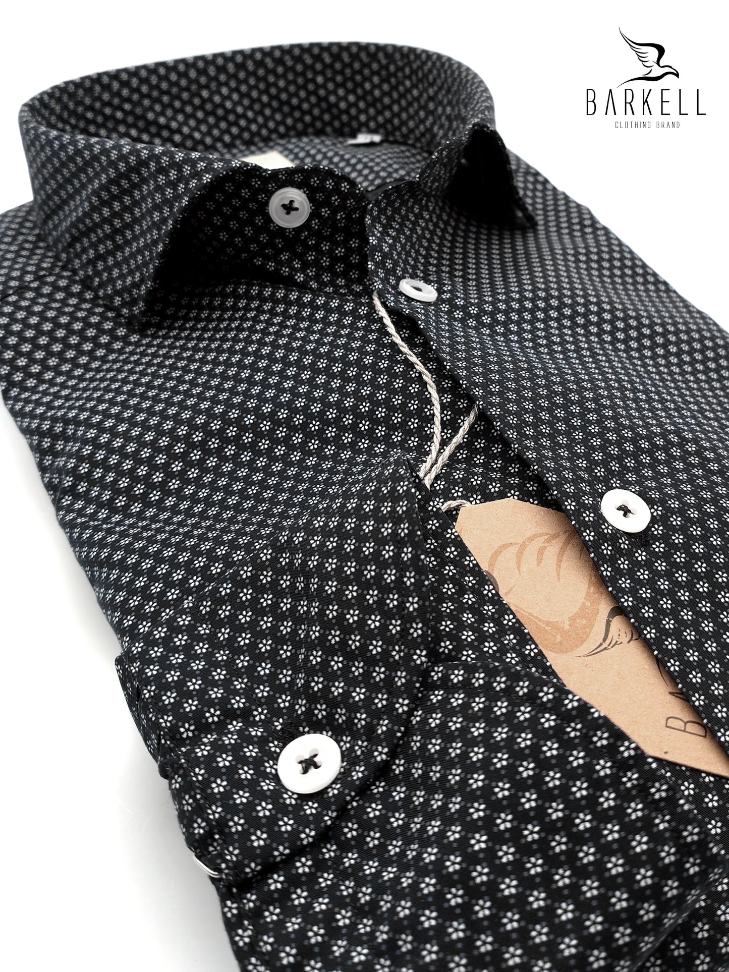 Camisa de Algodón con Estampado de Flores Blancas sobre Fondo Negro con Cuello Italiano Pequeño