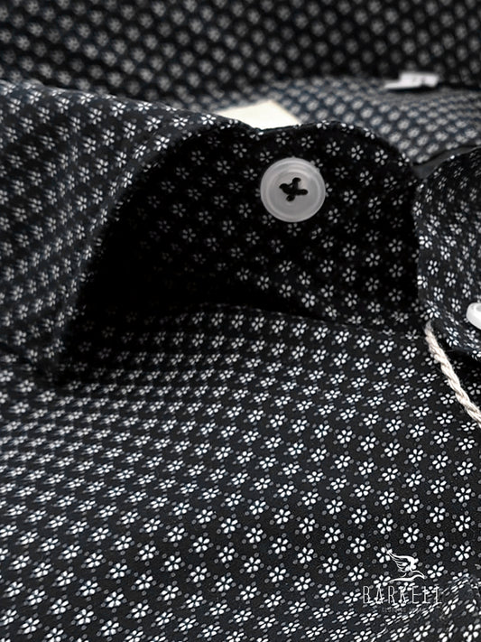 Camisa de Algodón con Estampado de Flores Blancas sobre Fondo Negro con Cuello Italiano Pequeño