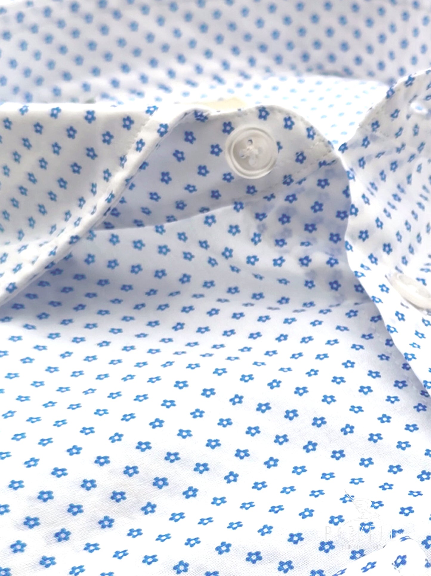 Camisa de Algodón con Estampado de Estrellas Azules sobre Fondo Blanco con Cuello Italiano Pequeño