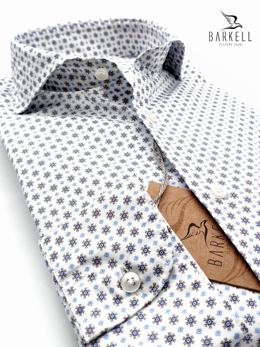 Camicia in Cotone Fantasia Geometrica Blu e Nocciola Fondo Bianco Collo Francese Cutaway