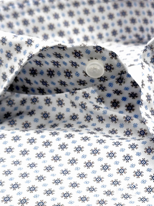 Camicia in Cotone Fantasia Geometrica Blu e Nocciola Fondo Bianco Collo Francese Cutaway
