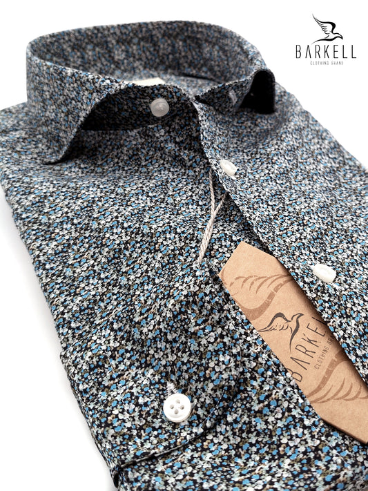 Camisa de algodón con estampado de flores multicolores sobre fondo negro con cuello francés italiano