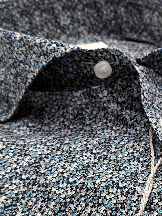 Camisa de algodón con estampado de flores multicolores sobre fondo negro con cuello francés italiano