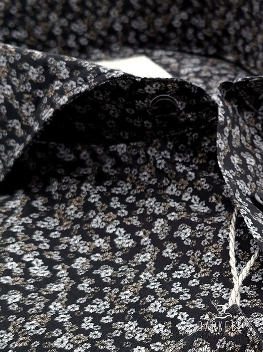 Camisa de algodón con estampado de flores multicolores sobre fondo negro con cuello francés italiano