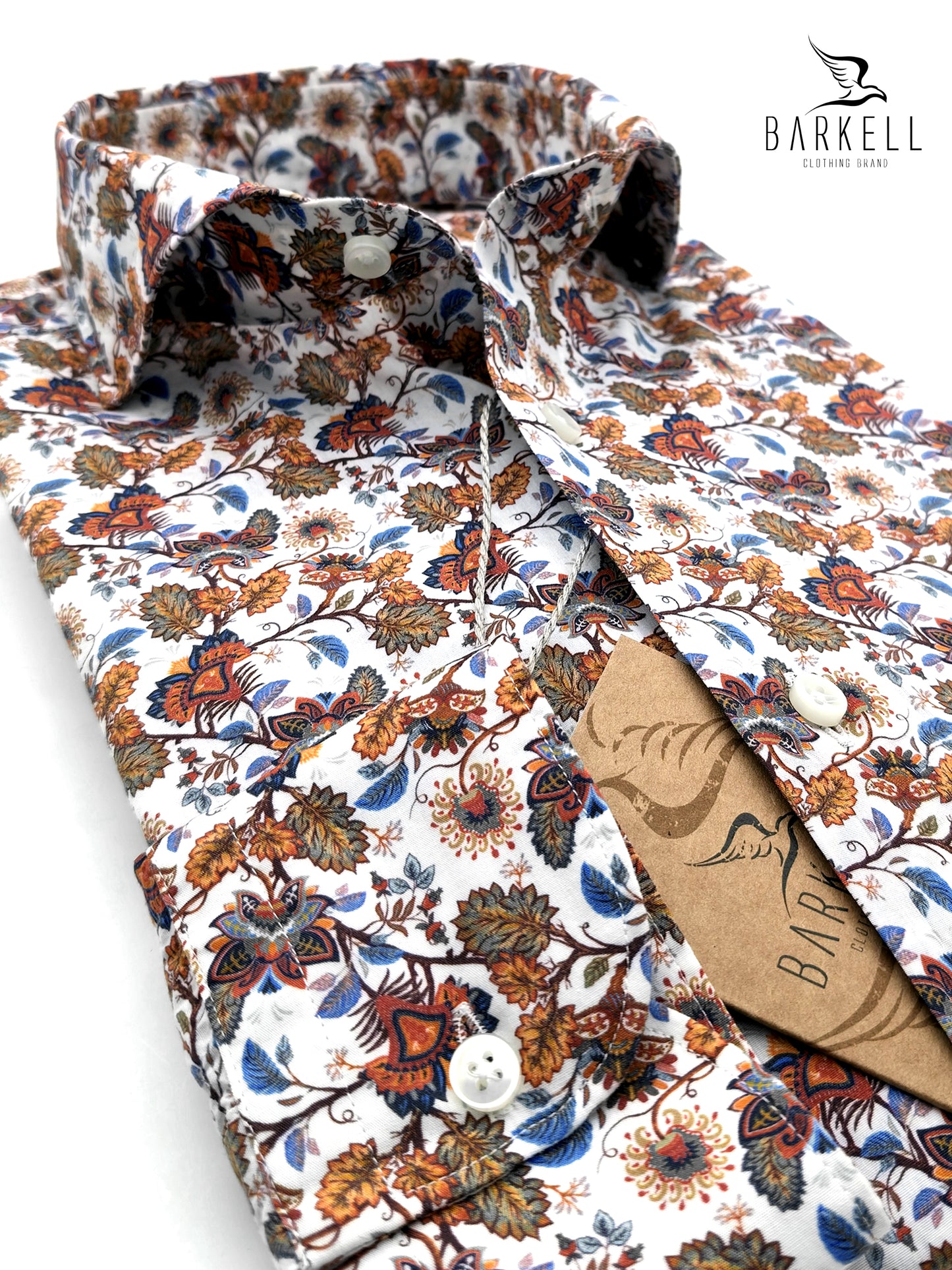 Camisa de algodón con estampado floral multicolor sobre fondo blanco con cuello italiano
