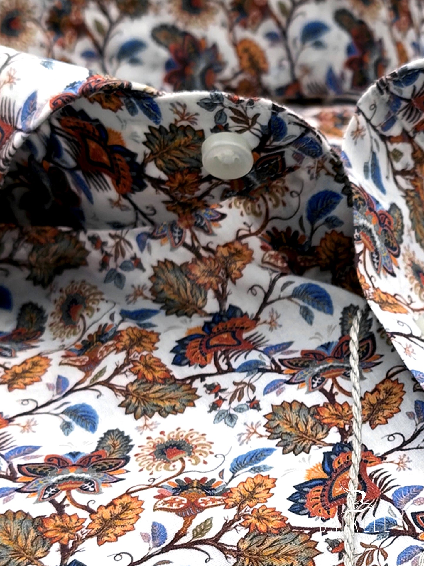 Camisa de algodón con estampado floral multicolor sobre fondo blanco con cuello italiano