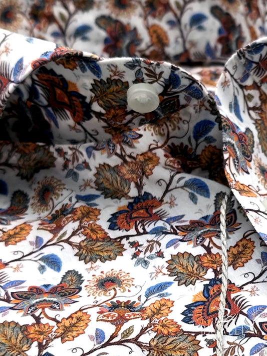 Camisa de algodón con estampado floral multicolor sobre fondo blanco con cuello italiano