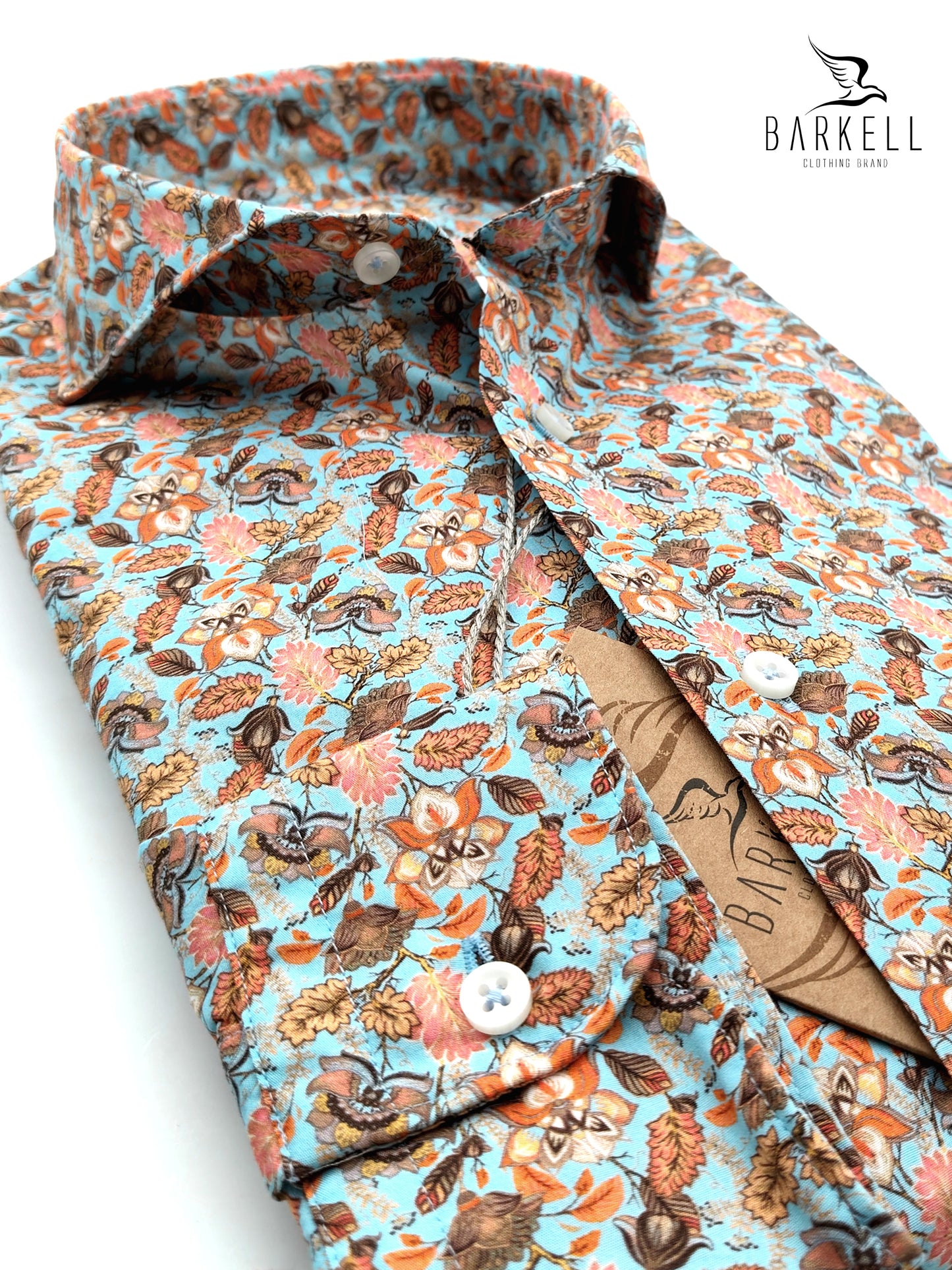 Camisa de algodón con estampado floral multicolor. Fondo azul claro con cuello italiano