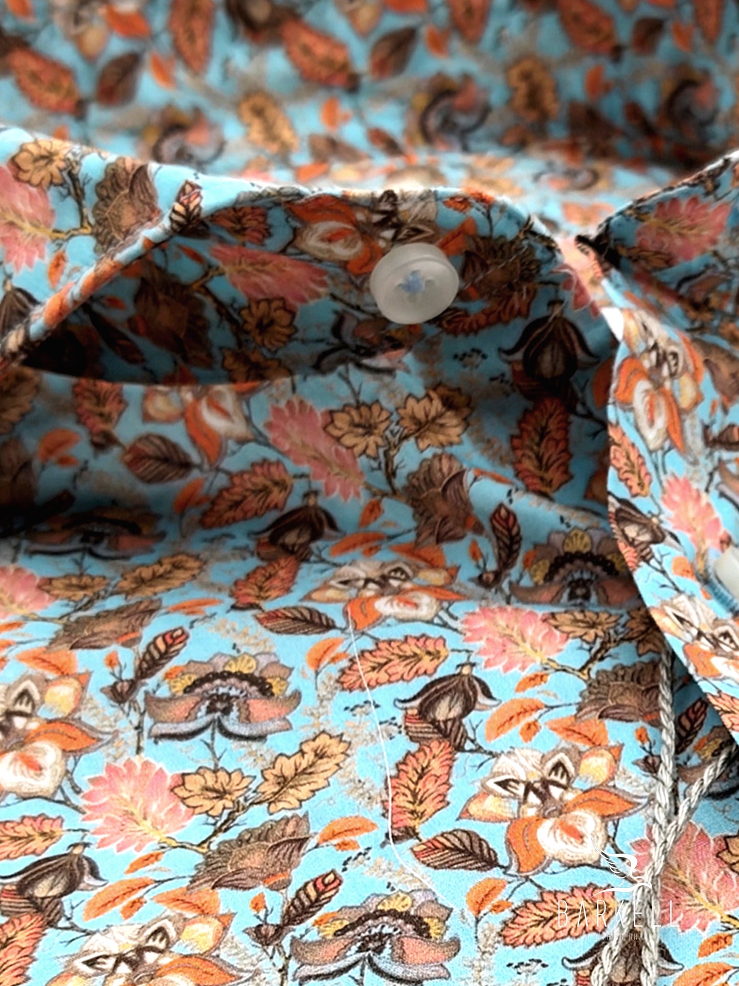 Camisa de algodón con estampado floral multicolor. Fondo azul claro con cuello italiano