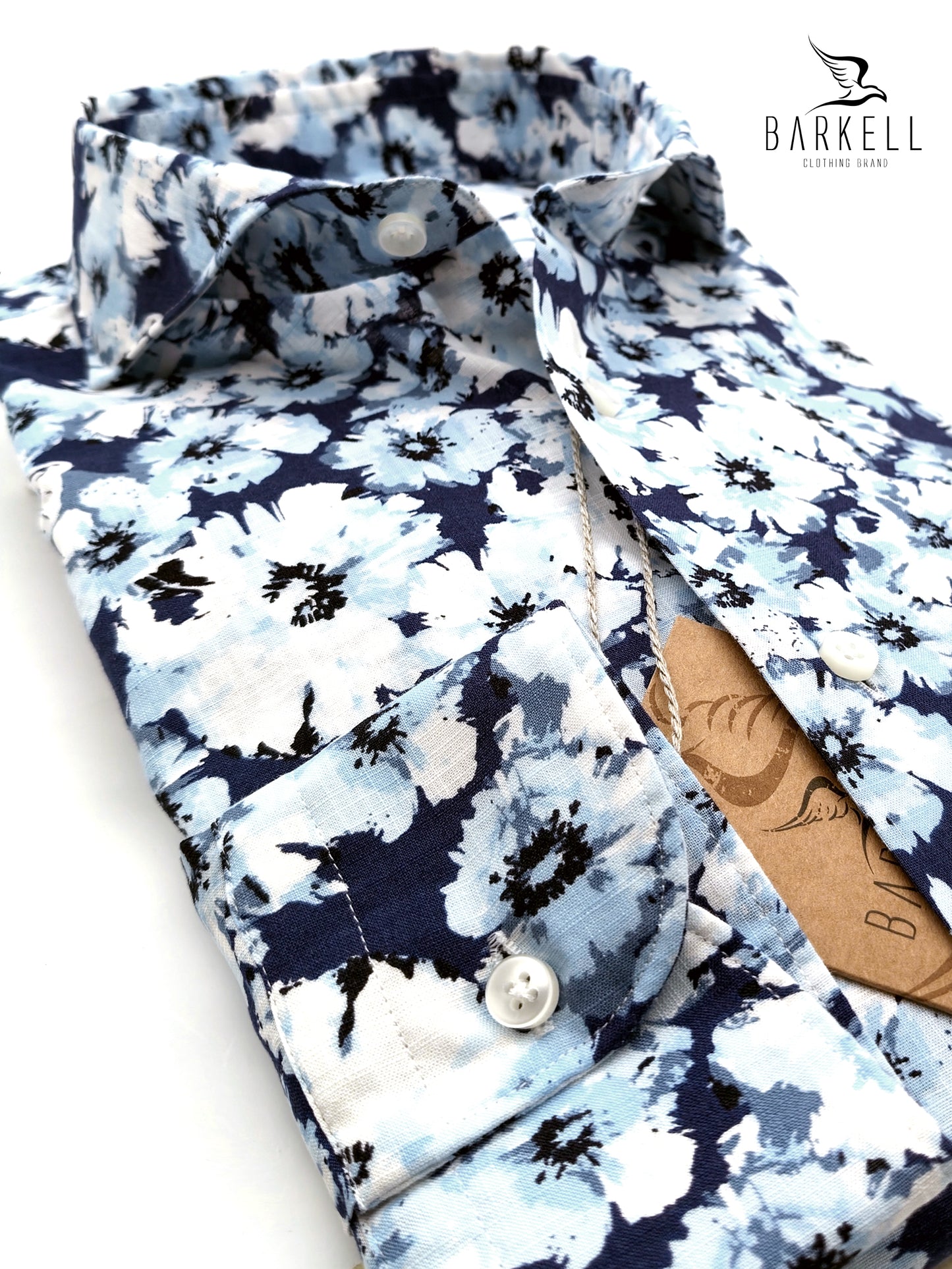 Camisa flameada de algodón con estampado de hibisco azul claro y cuello italiano con fondo azul