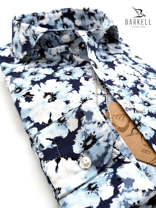 Camisa flameada de algodón con estampado de hibisco azul claro y cuello italiano con fondo azul