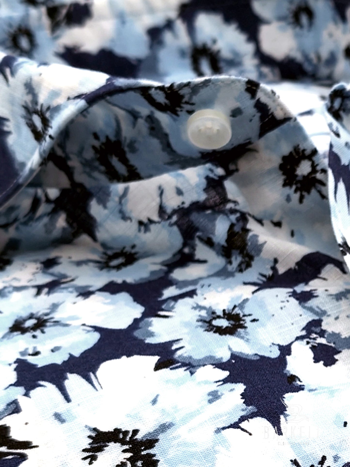 Camisa flameada de algodón con estampado de hibisco azul claro y cuello italiano con fondo azul