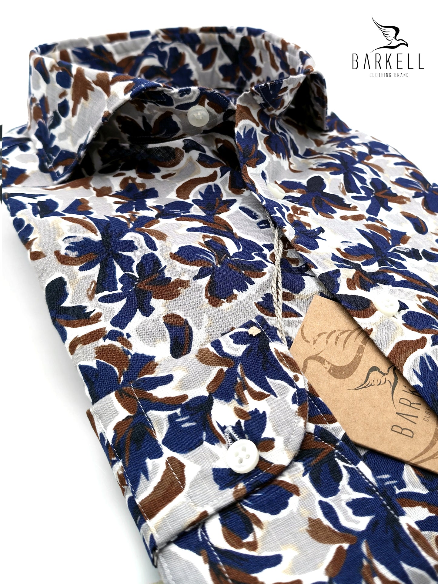 Camisa flameada de algodón con estampado de hibiscos azul y marrón Fondo gris Cuello italiano