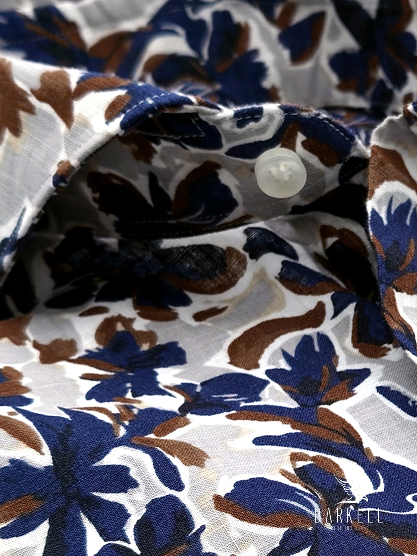 Camisa flameada de algodón con estampado de hibiscos azul y marrón Fondo gris Cuello italiano