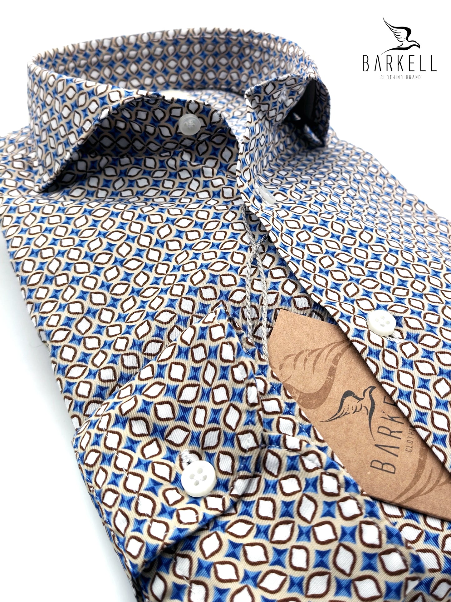 Camisa de algodón con estampado geométrico color avellana y azul claro Cuello italiano con parte inferior colonial