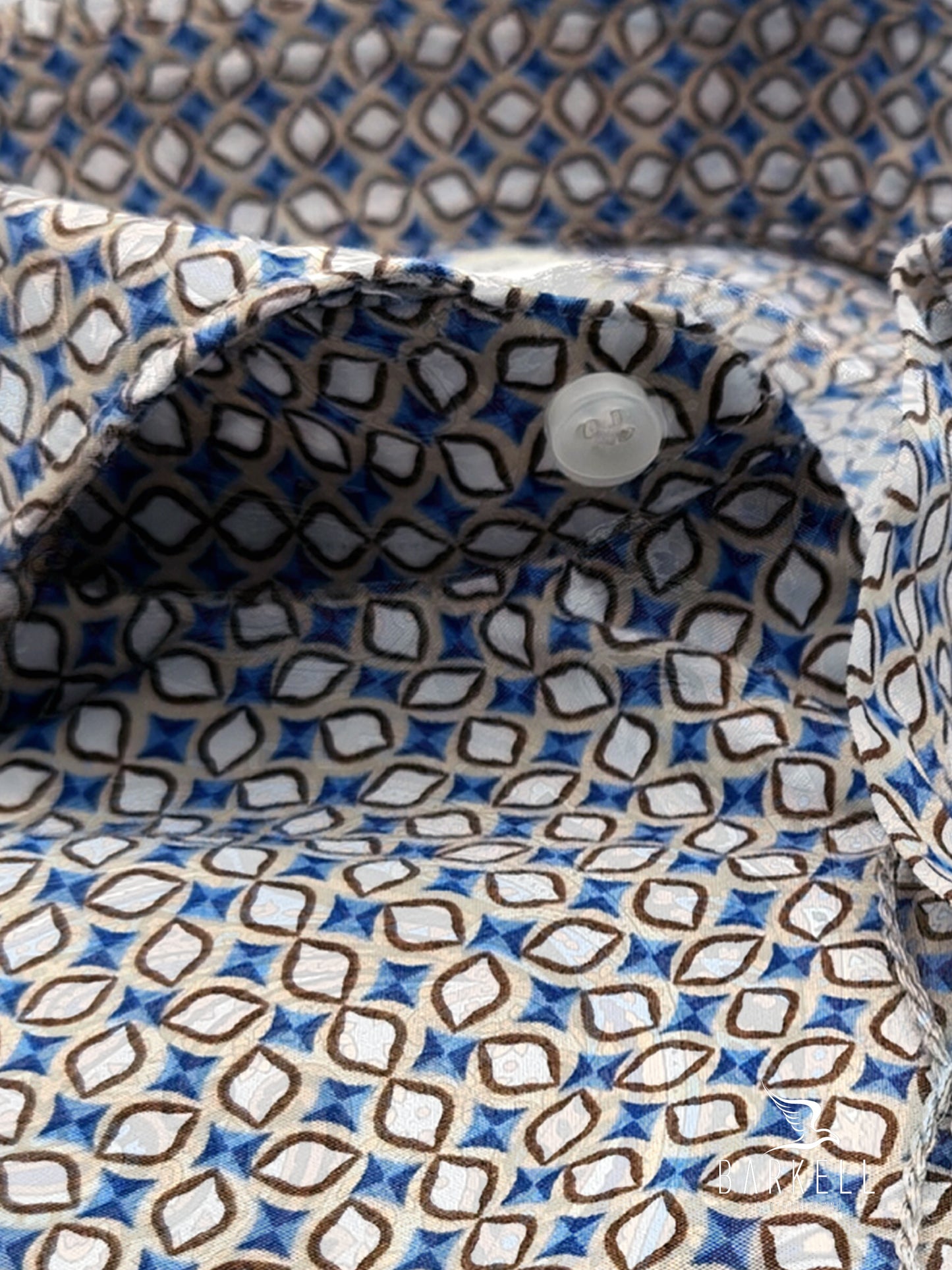 Camisa de algodón con estampado geométrico color avellana y azul claro Cuello italiano con parte inferior colonial