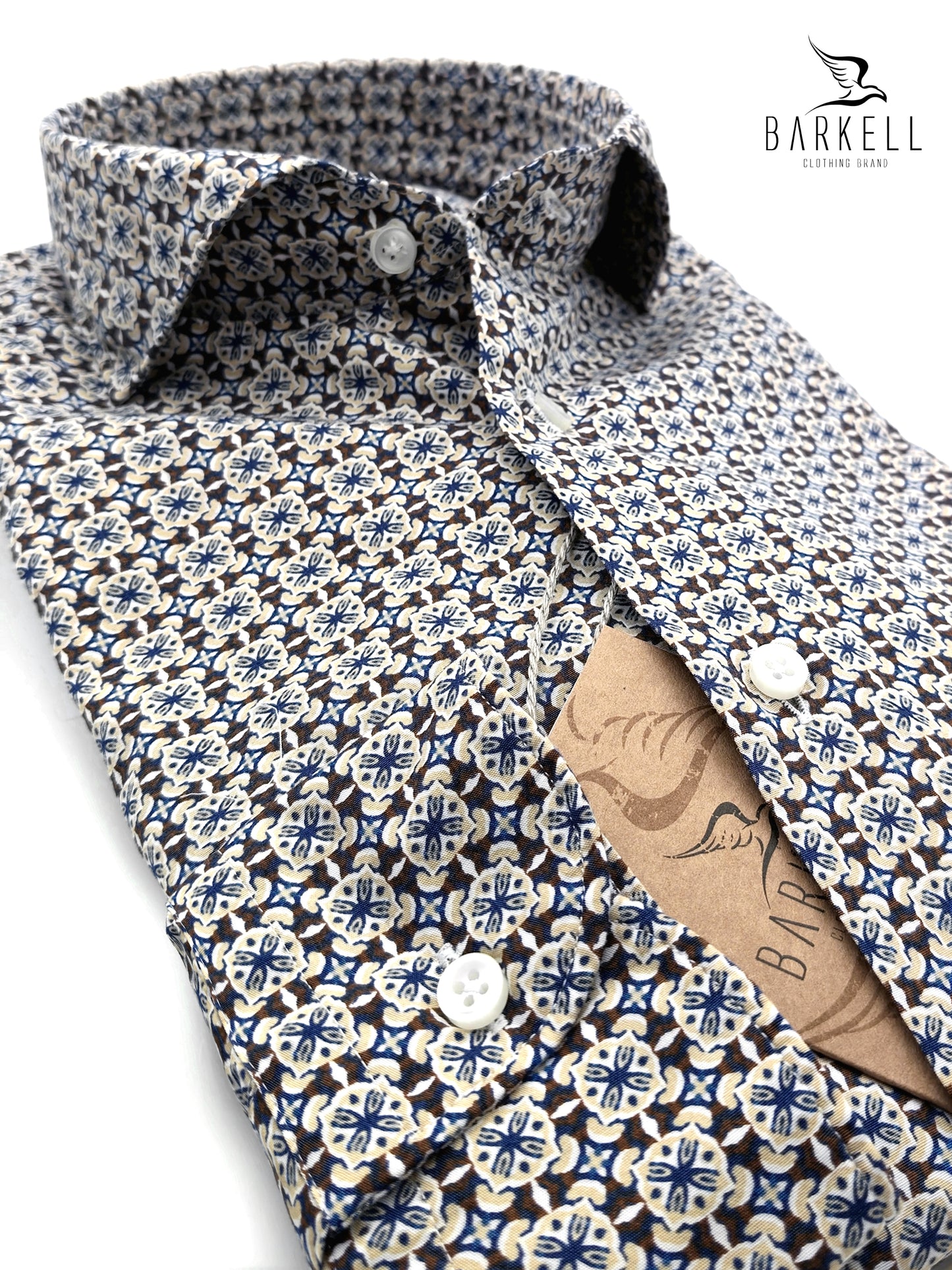 Camisa de algodón con estampado geométrico marrón y azul Cuello italiano con parte inferior colonial