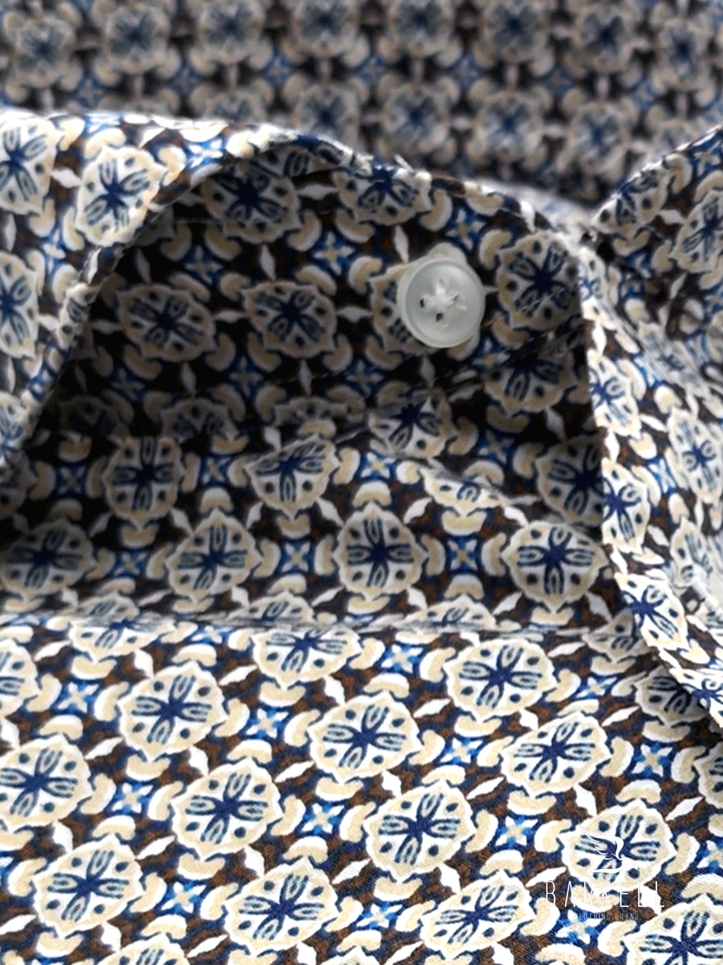 Camisa de algodón con estampado geométrico marrón y azul Cuello italiano con parte inferior colonial