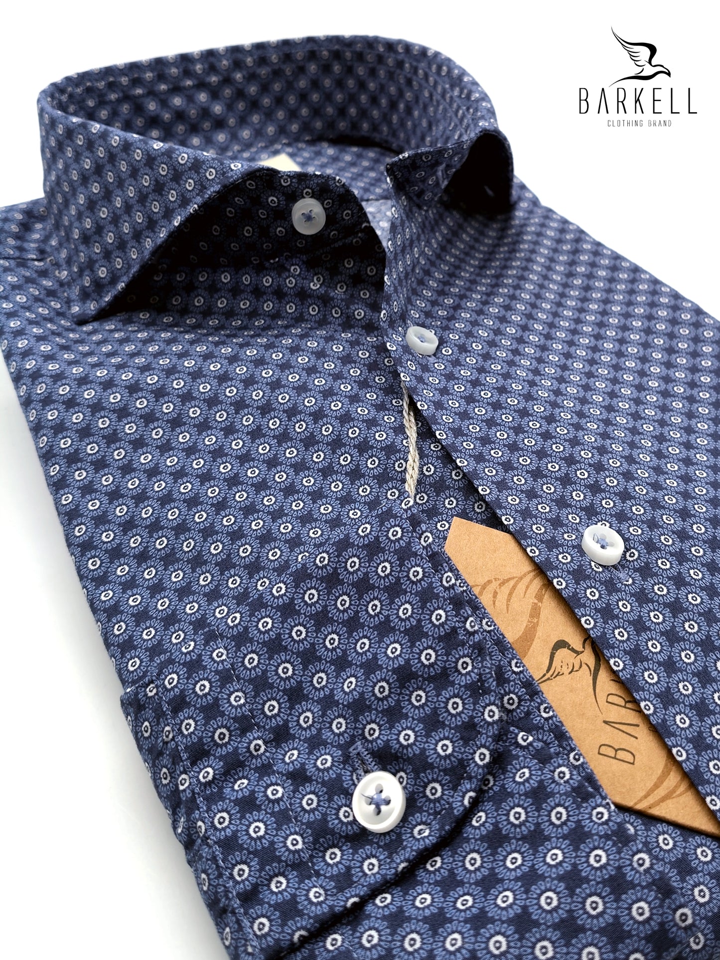 Camisa de algodón con estampado geométrico azul y avellana sobre fondo blanco con cuello francés italiano