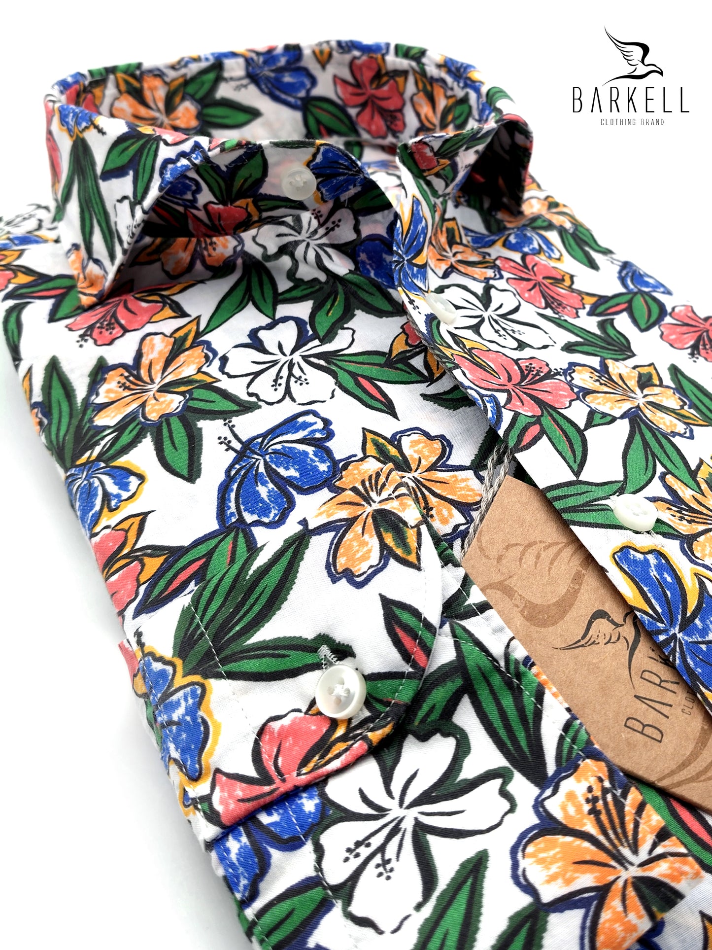 Camisa de algodón con estampado de hibiscos multicolores sobre fondo blanco con cuello italiano