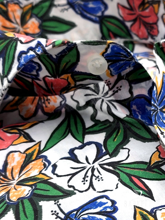 Camisa de algodón con estampado de hibiscos multicolores sobre fondo blanco con cuello italiano