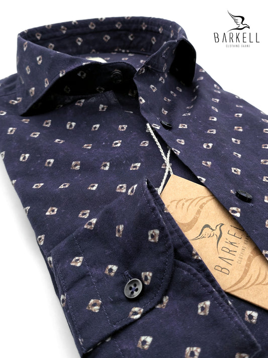 Camisa de algodón con estampado geométrico blanca con cuello italiano en la parte inferior morada