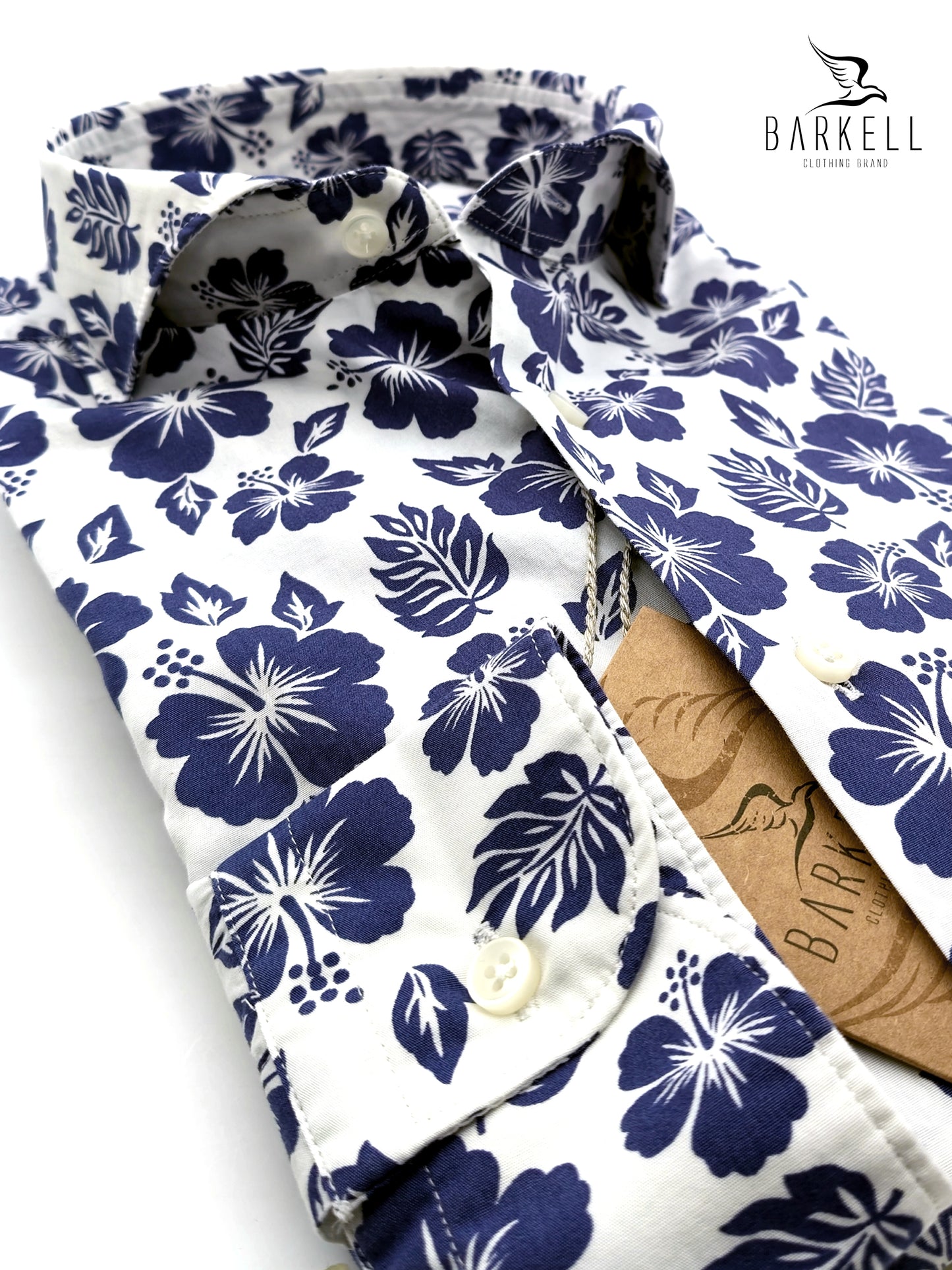 Camisa de algodón con estampado Indigo Hibiscus y cuello francés italiano con fondo blanco