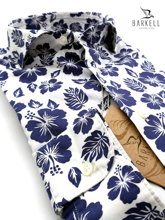 Camisa de algodón con estampado Indigo Hibiscus y cuello francés italiano con fondo blanco