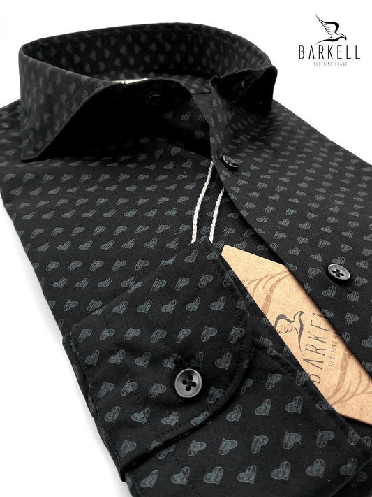 Camisa de algodón con estampado de corazones grises sobre fondo negro con cuello francés italiano