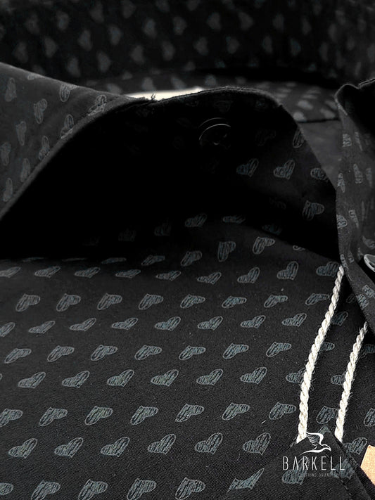 Camisa de algodón con estampado de corazones grises sobre fondo negro con cuello francés italiano