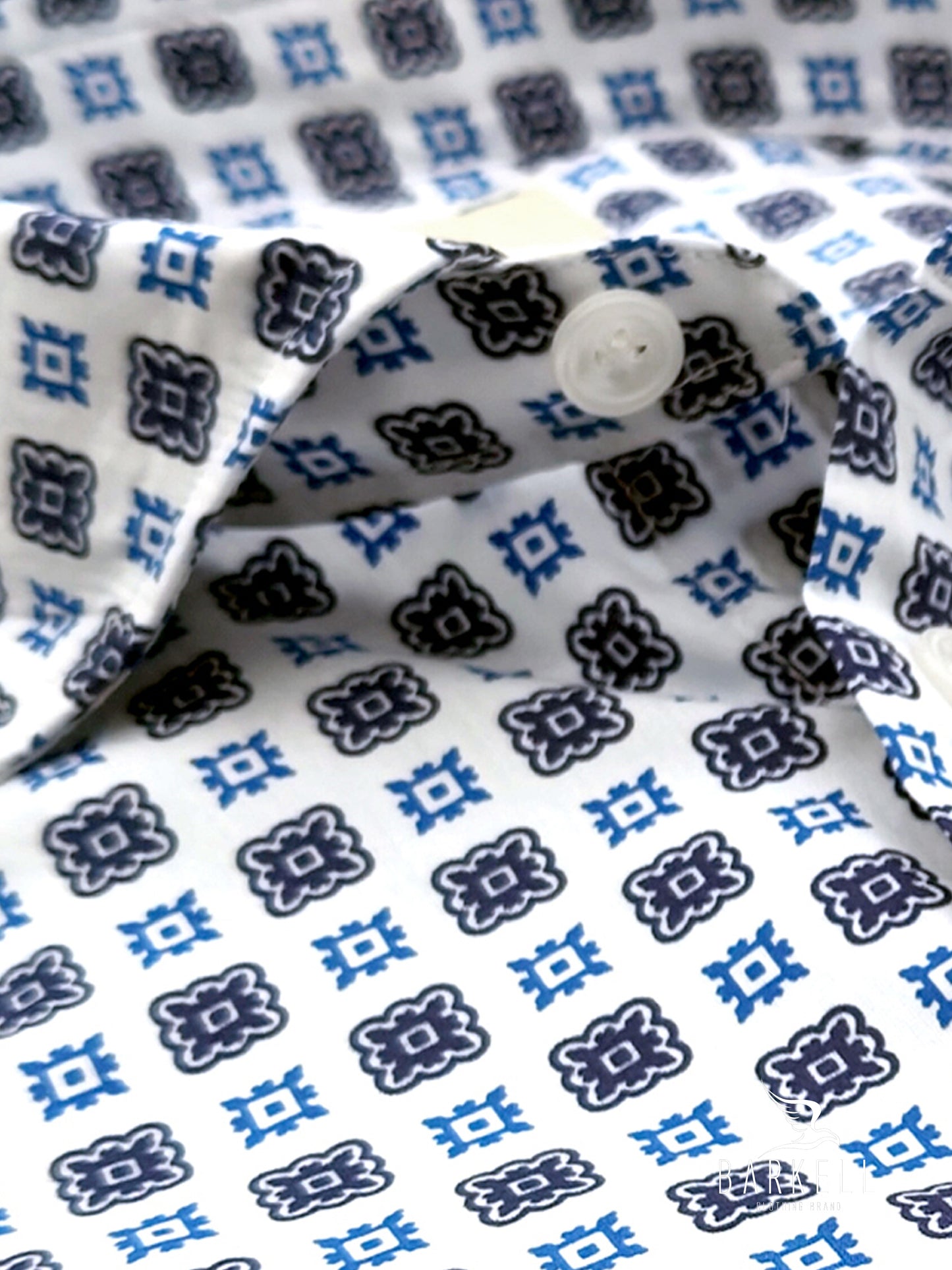 Camicia in Cotone Fantasia Geometrica Multicolore Fondo Bianco Collo Francese Piccolo