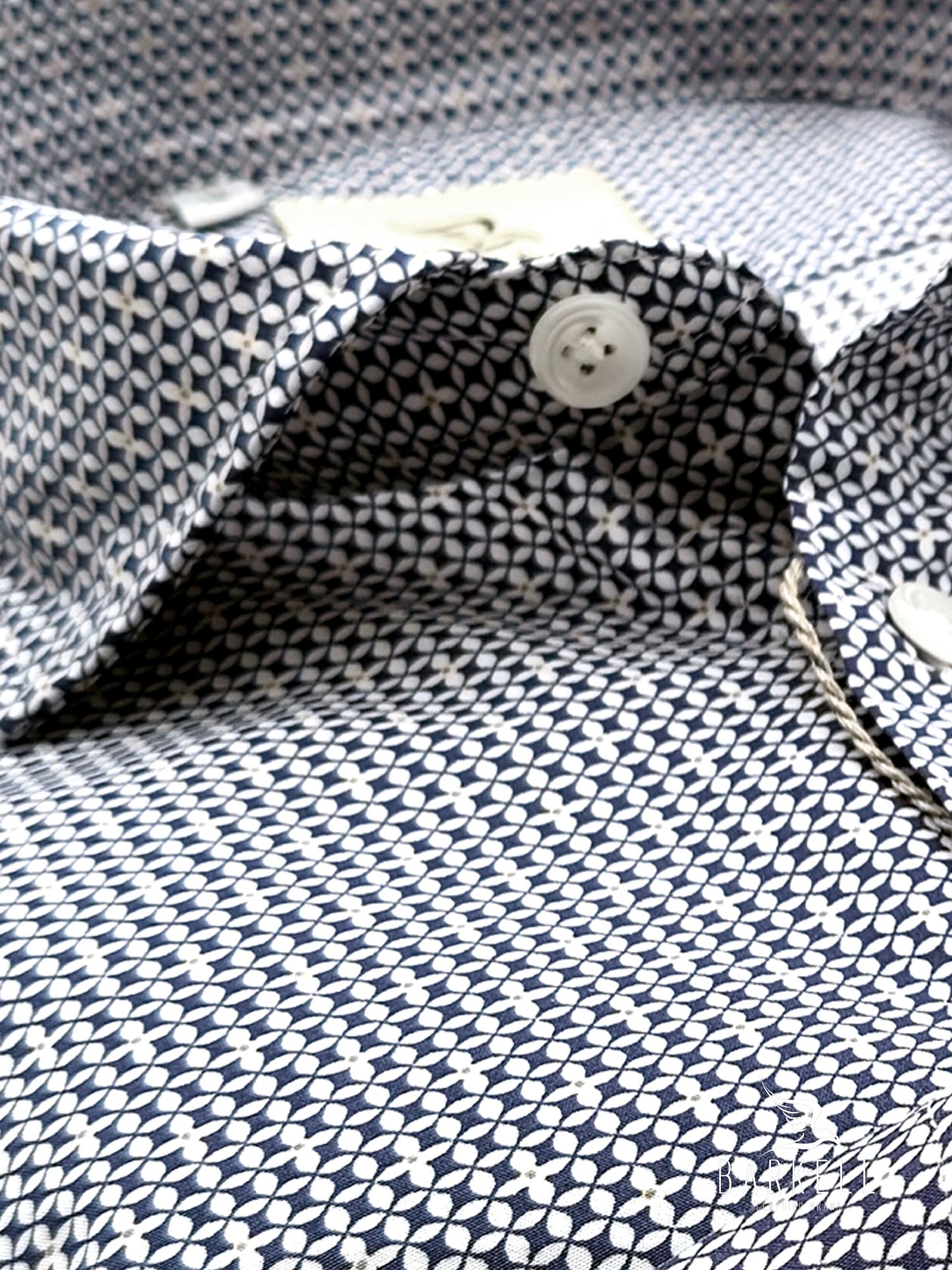 Camicia in Cotone Fantasia Geometrica Blu Fondo Bianco Collo Francese Piccolo