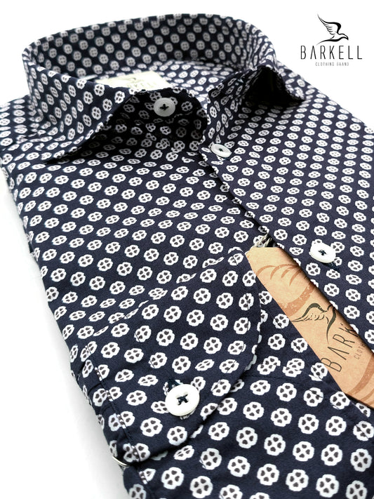 Camicia in Cotone Fantasia Geometrica Bianca Fondo Blu Collo Francese Piccolo