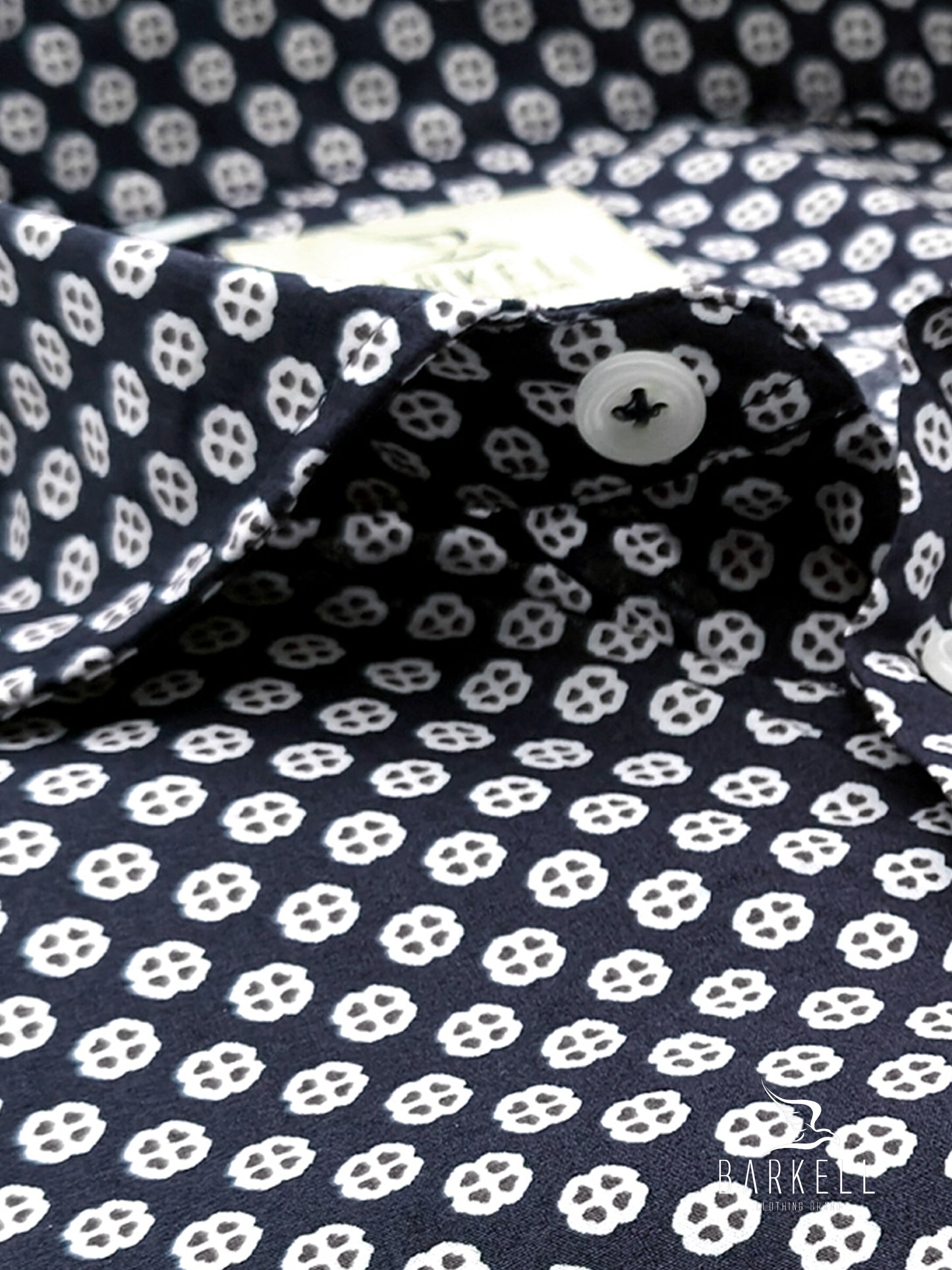 Camicia in Cotone Fantasia Geometrica Bianca Fondo Blu Collo Francese Piccolo