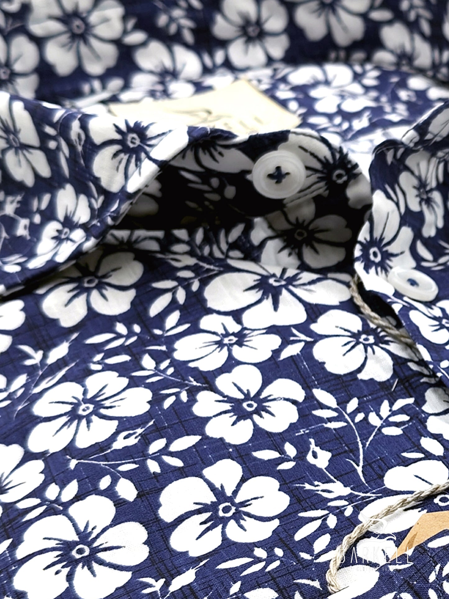 Camicia in Cotone Fantasia Ibisco Bianco Fondo Indaco Collo Francese Piccolo