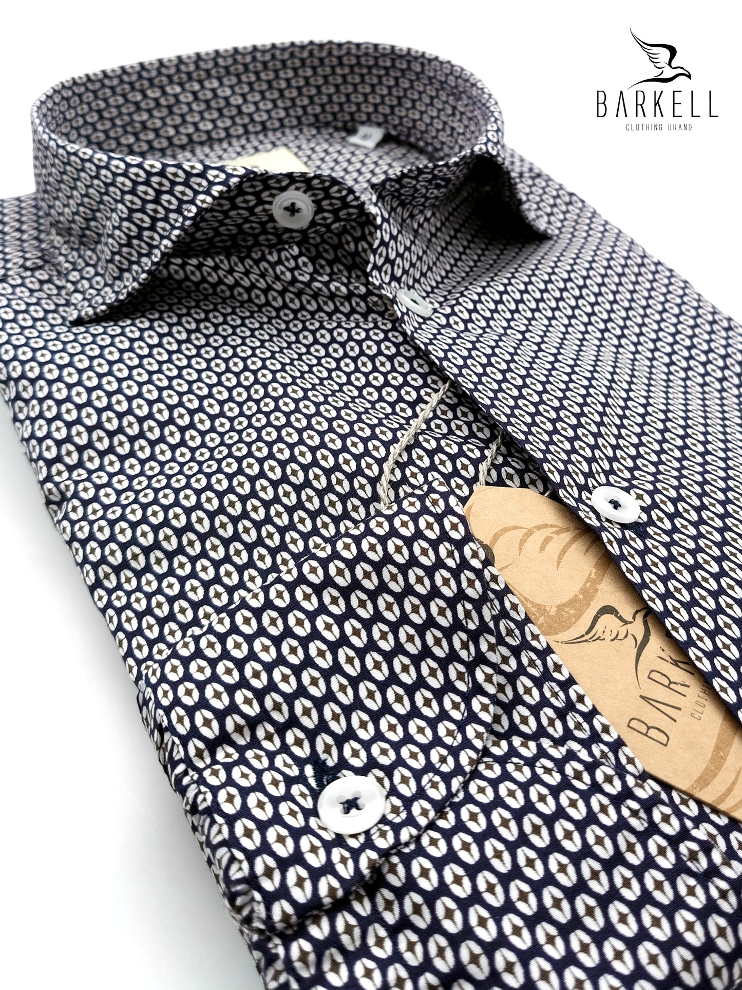 Camisa de Algodón con Estampado Geométrico Marrón y Fondo Azul. Collar Francés Pequeño