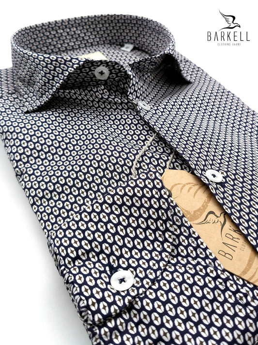 Camisa de Algodón con Estampado Geométrico Marrón y Fondo Azul. Collar Francés Pequeño