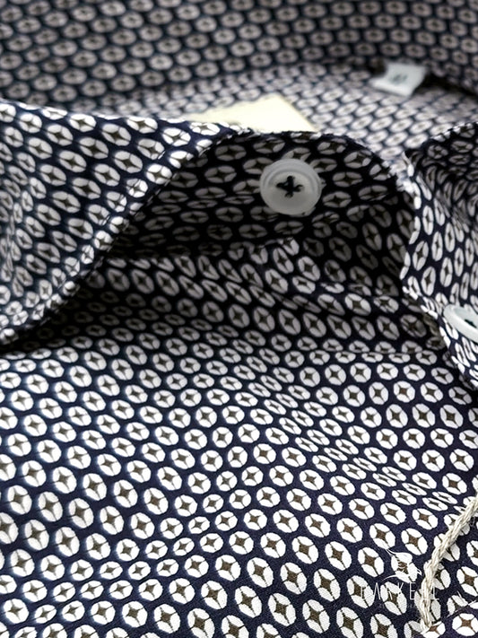 Camisa de Algodón con Estampado Geométrico Marrón y Fondo Azul. Collar Francés Pequeño