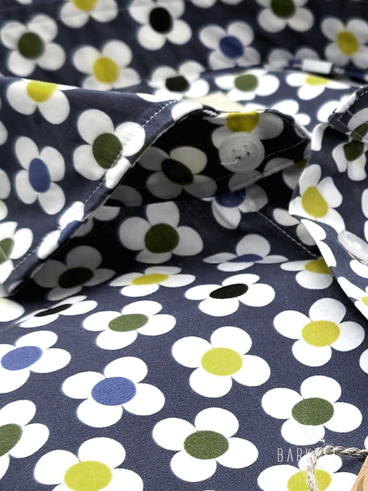 Camicia in Cotone Fantasia Fiore Stilizzato Multicolore Fondo Blu Collo Francese Piccolo