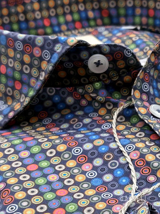 Camicia in Cotone Fantasia Cerchi Anni 70 Multicolore Fondo Blu Collo Francese Piccolo