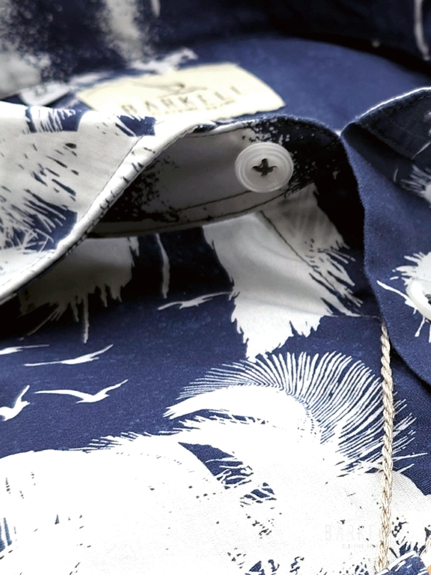 Camicia in Cotone Fantasia Palme Bianche Fondo Blu Collo Francese Piccolo