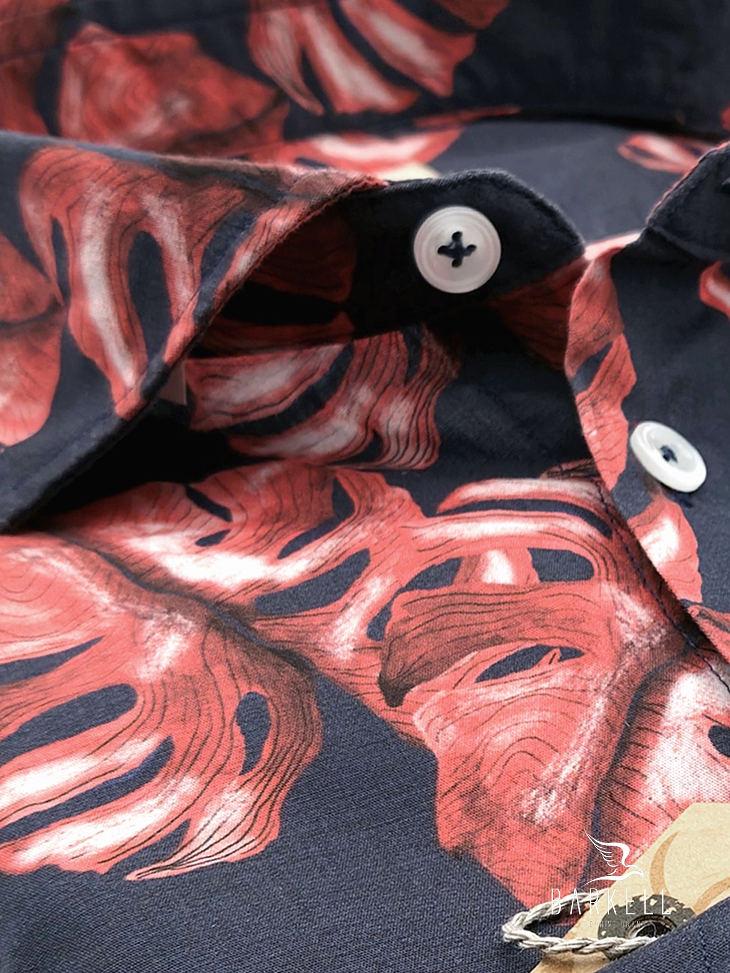 Camisa de algodón con estampado de hojas tropicales rojas sobre fondo azul con cuello italiano pequeño